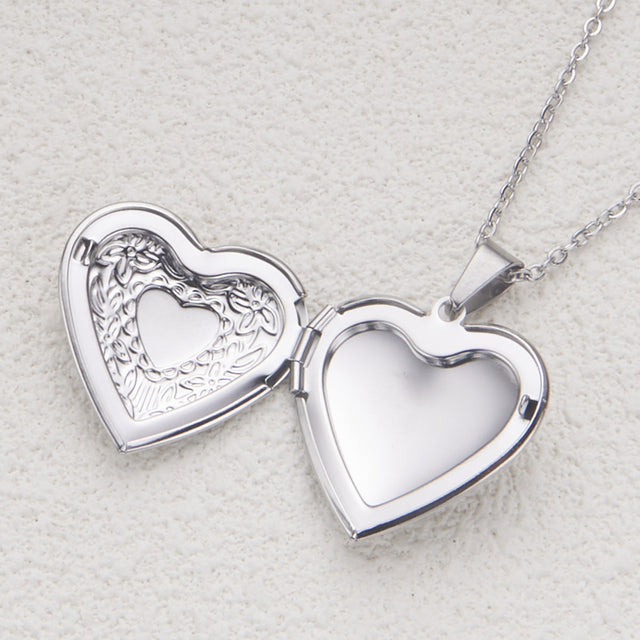INS Style Heart Shaped Stainless Steel Pendant Necklace with Titanium Steel Frame and Electroplated Silver Gold Finish
