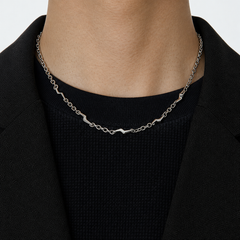 Minimal Lightning Short Necklace no-face neck detail