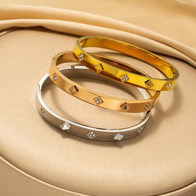 Fashion Minimalist Clover-Shaped Stainless Steel Bracelet with Rhinestone Inlay and Plated Titanium Steel Clasp for Women