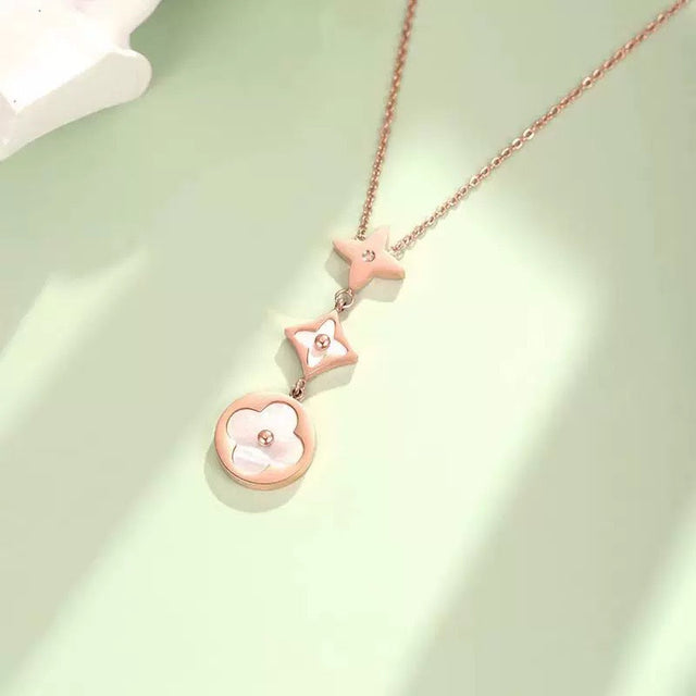 Minimalist Rhombus Four-Leaf Clover Necklace in Titanium Steel with Rhodium Plating, White Mother-of-Pearl Inlay, Delicate Clavicle Chain Design