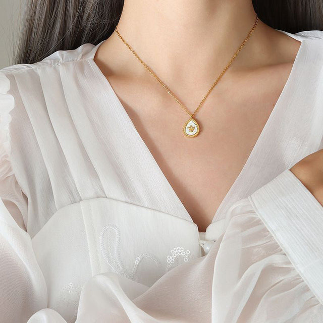 Vintage Adjustable Clavicle Necklace for Women with Crown and Teardrop-Shaped Titanium Steel Pendant, Gold-Plated Finish