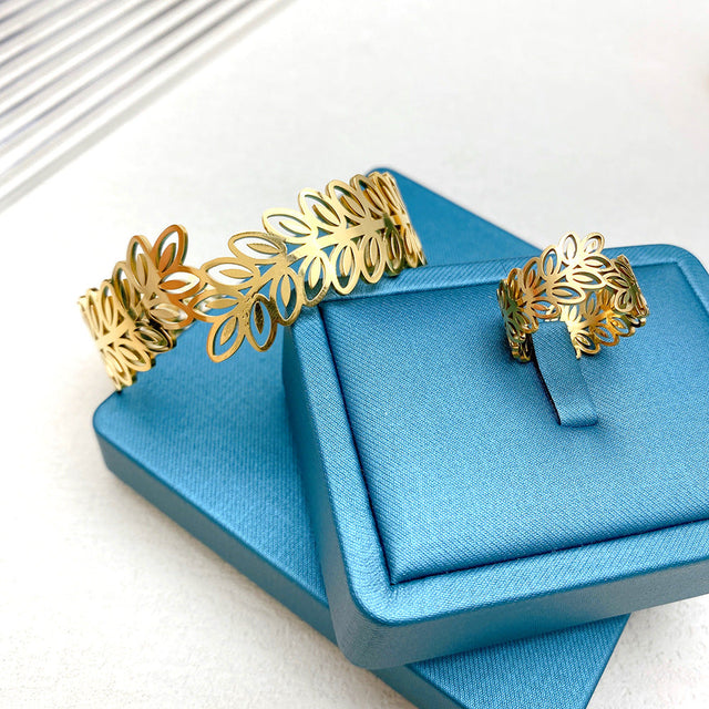 Elegant Wheat Sheaf Shaped Bracelet for Women in Titanium Steel with Mesh Texture and Irregular Pattern