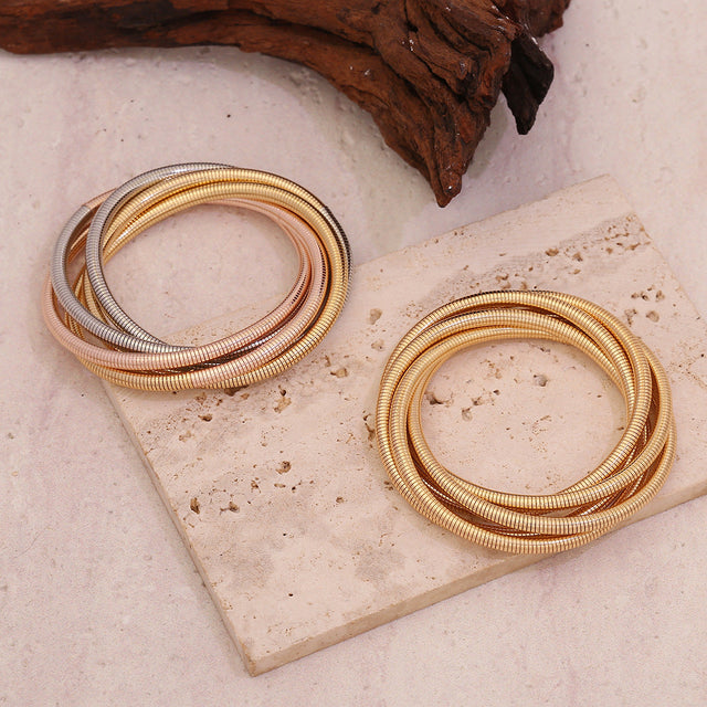 Minimalist Wave-Shaped Electroplated Metal Bracelet for Women with Gradient Spring Design