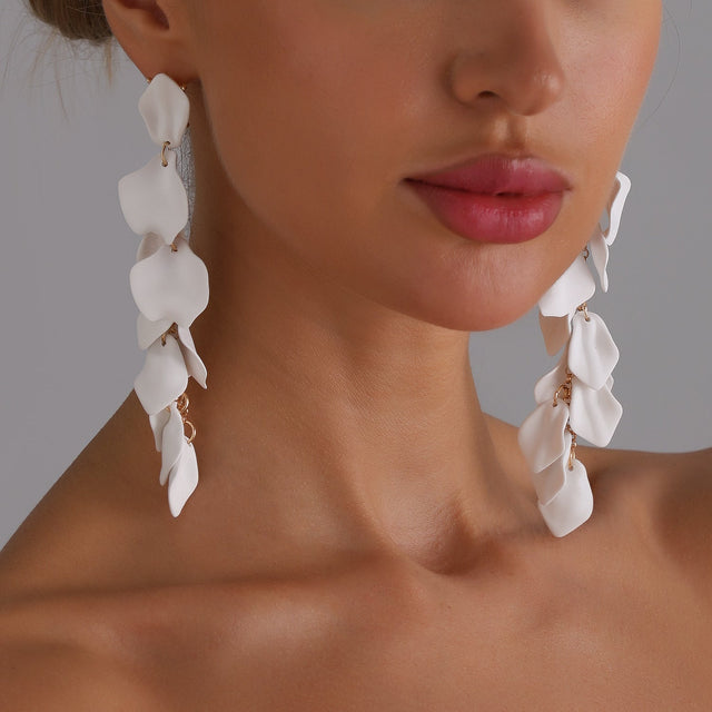 Elegant Floral-Petal Shaped Zinc Alloy Stud Earrings with Plated Finish for Women Vintage and Artistic Style