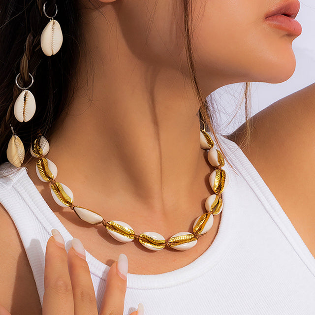 Minimalist Adjustable Single-Layer Necklace for Women with Gold-Plated Shell Pendant on Braided Cord