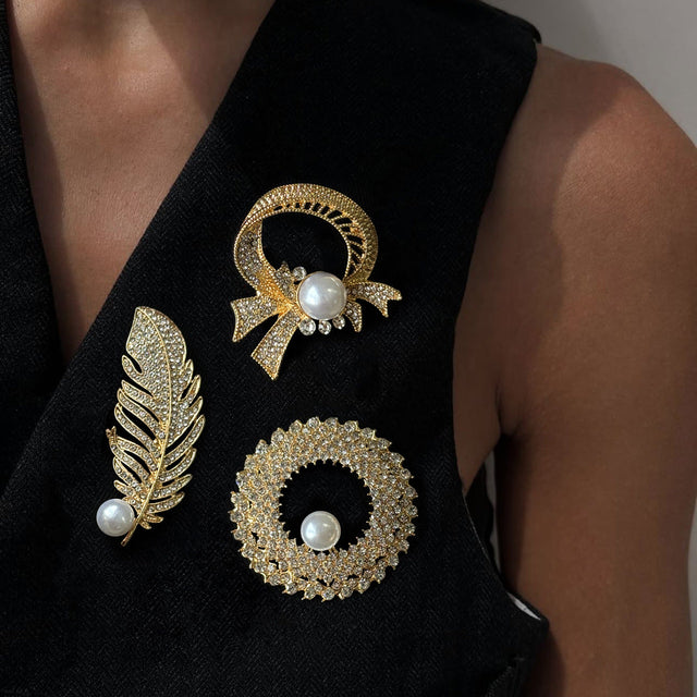 Elegant Luxury-Style Brooch with Rhinestone Inlay and Faux Pearl Accents in Alloy Base Feather-Shaped Fashion Accessory for Women