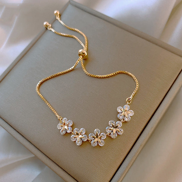 Sweet Minimalist Floral Round Micro-Inlaid Cubic Zirconia Plated Brass Alloy Bracelet for Women