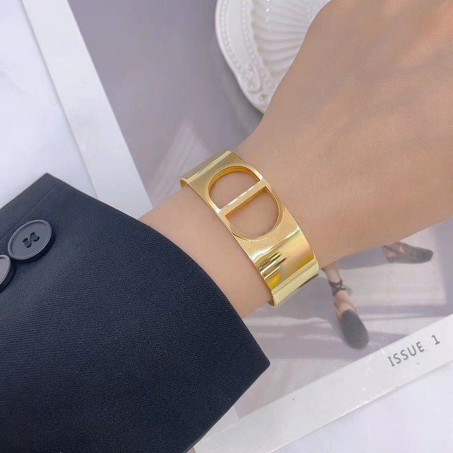 Fashionable C-Shaped Wide Titanium Steel Bracelet with 18K Gold Plating, Hypoallergenic and Tarnish-Resistant for Everyday Wear