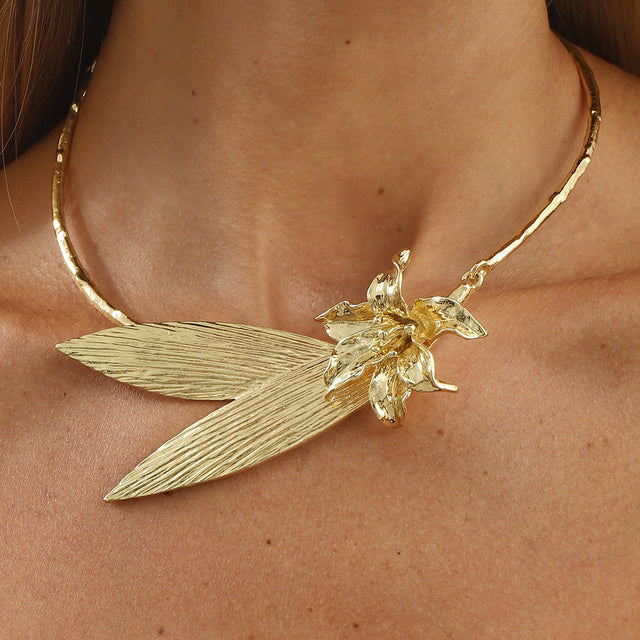 Exaggerated Floral Leaf Alloy Necklace for Women with Bold Statement Design and Delicate Collar Chain