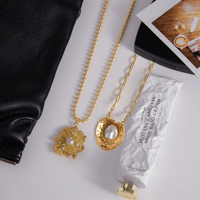 Elegant Flower-Shaped Pendant Necklace for Women in Titanium Steel with Gold Plating and Stainless Steel Chain